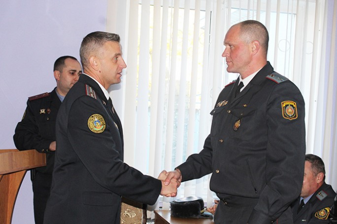 Благодарность от Министра внутренних дел вручили родителям мостовского милиционера