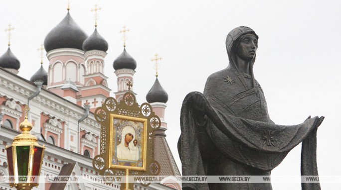 Православные верующие празднуют Покров Пресвятой Богородицы