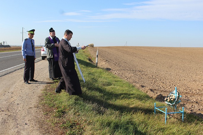 Представители православного и католического духовенства вместе с Госавтоинспекцией совершили литию по погибшим в ДТП на Мостовщине