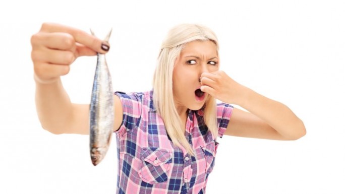 Как удалить запах рыбы с рук и кухонной посуды?