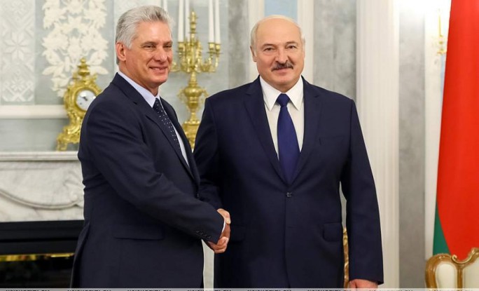 Александр Лукашенко проводил в аэропорту Президента Кубы, а сам улетел в Казахстан