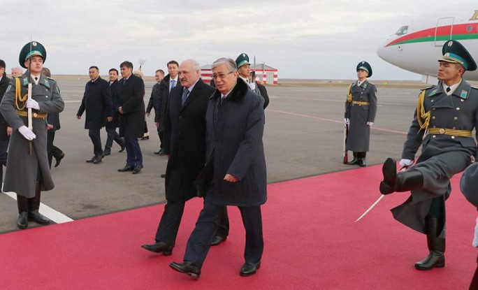 Александр Лукашенко прибыл с официальным визитом в Нур-Султан, в аэропорту его встретил Касым-Жомарт Токаев