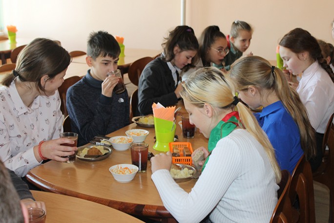 Первое, второе и компот. Как организовано горячее питание в школьных столовых Мостовского района