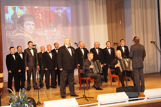 В Мостовском РЦК состоялись торжественное собрание и концерт, посвящённые Дню Октябрьской революции