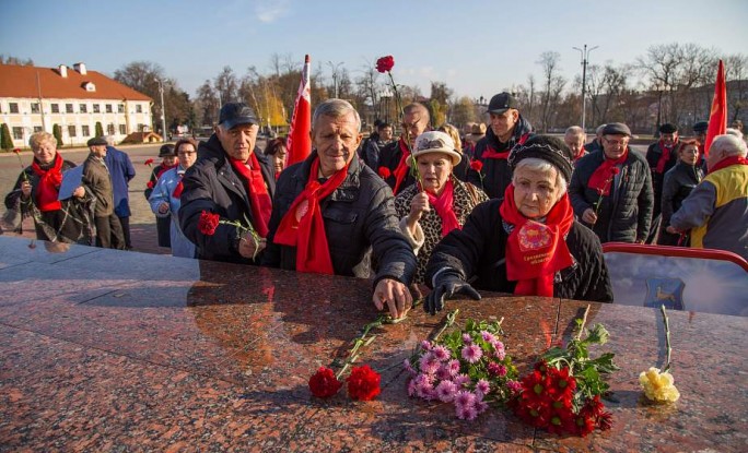 Коммунисты Гродно почтили 102-ю годовщину Октябрьской революции