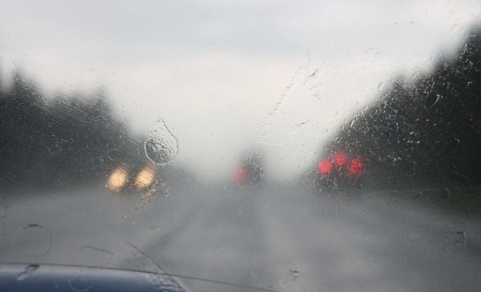 Как водить машину в дождь. Важные и эффективные советы