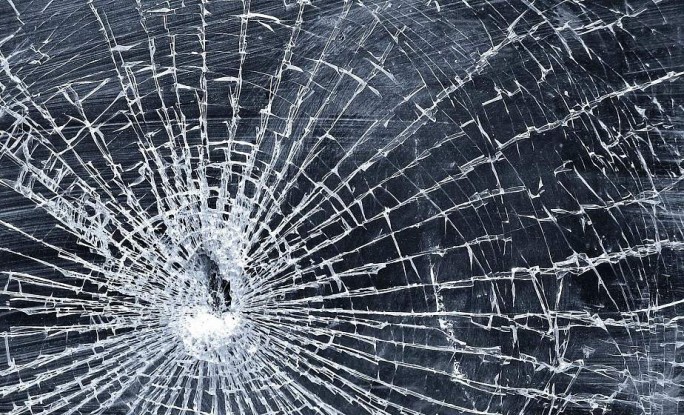 В Слониме пьяный молодой человек разбил окно в частном доме