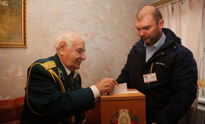 Голосование на дому и подарок ветерану. Почетный гражданин Гродно Григорий Обелевский не пропустил ни одни выборы