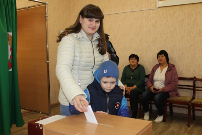 Организованно и спокойно проходит голосование на избирательных участках Мостовщины