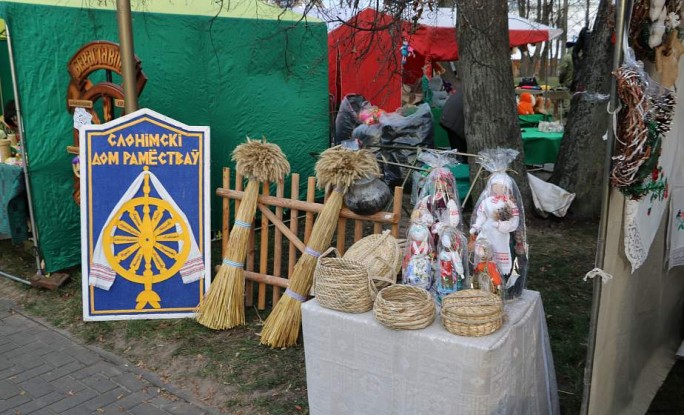 Рамеснікі і майстры Гродзеншчыны прадстаўляюць свае вырабы на абласных “Дажынках” у Смаргоні