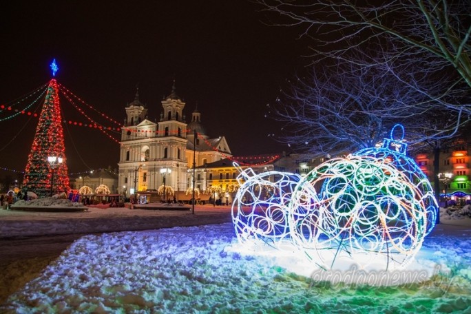 27 ноября начнется установка главной елки Гродно. Ее соберут из почти 300 елочек. Как украшают город перед Новым годом