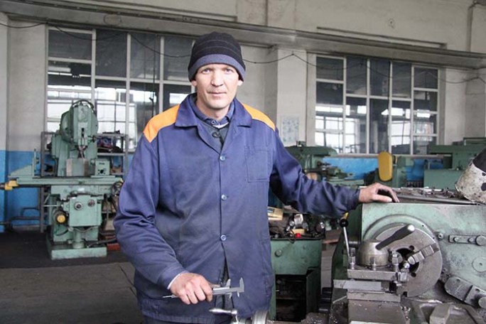 Токарь Мостовского ремонтного завода Валерий Гайдаш достиг вершин профессионального мастерства