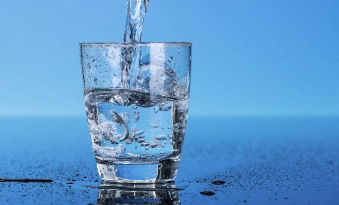 Не менее двух литров в день: как научиться пить больше воды