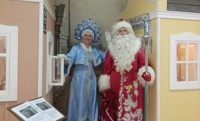 Безвизовые Дед Мороз и Снегурочка добрались до Ивьевского края