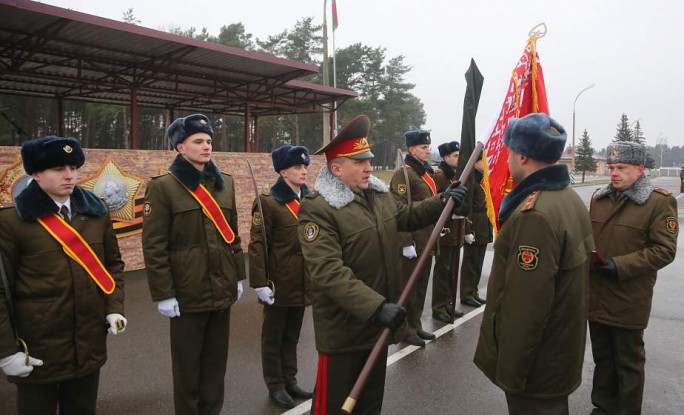 В Гродно двум воинским частям вручили боевые знамена