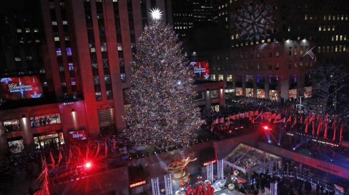 В Нью-Йорке зажгли огни на главной рождественской елке