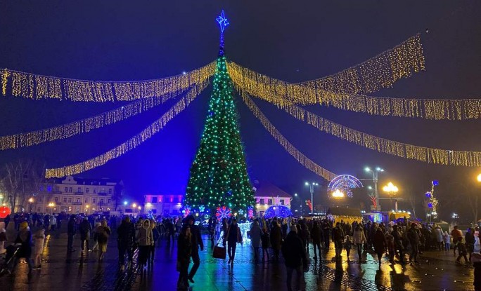 В Гродно разноцветными огнями заиграла главная елка области. 7 декабря на площади Ленина включили праздничную иллюминацию, а в парке имени Жилибера открыли аллею дизайнерских елок
