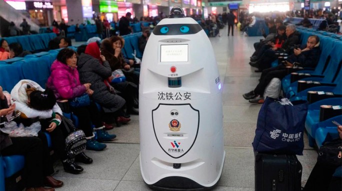 Роботы-полицейские начали патрулировать железнодорожные станции в Китае