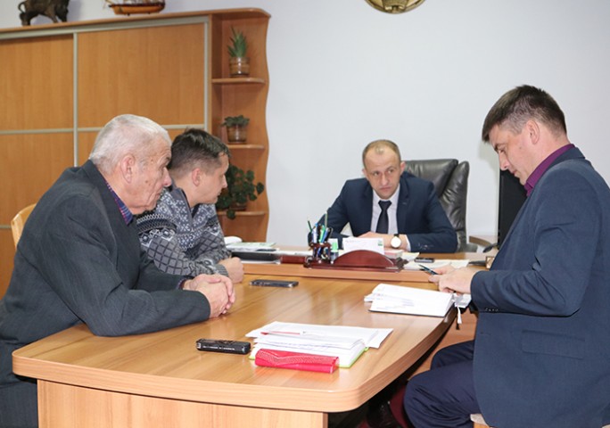 С какими просьбами пришли посетители к председателю Мостовского райисполкома
