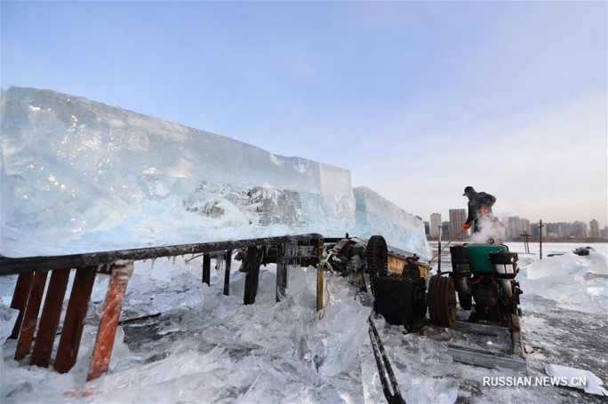 Фотофакт: в Китае открыли сезон сбора льда