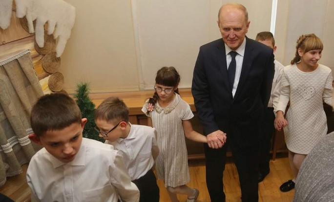 Председатель облисполкома Владимир Кравцов в рамках акции «Наши дети» поздравил воспитанников Понемуньского детского дома