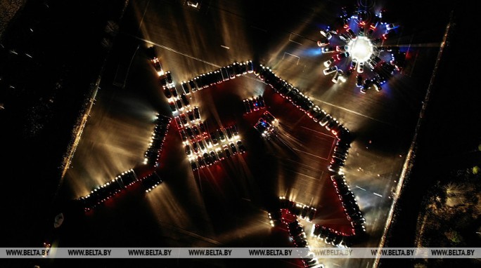 ФОТОФАКТ: Автомобилисты Гродно выстроили гигантский светящийся контур зубра