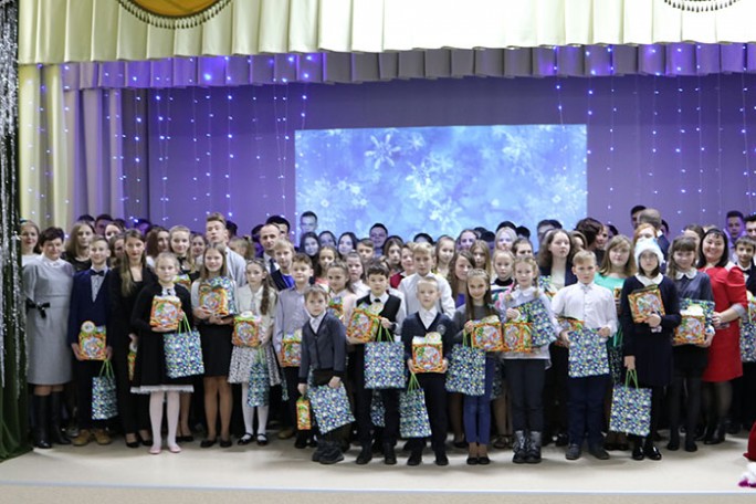 Талантливых и одарённых учащихся поздравил председатель райисполкома Юрий Валеватый