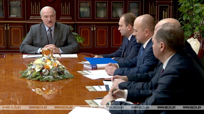Александр Лукашенко поручил в ближайшие часы завершить переговоры с Россией по нефти и начать альтернативные поставки