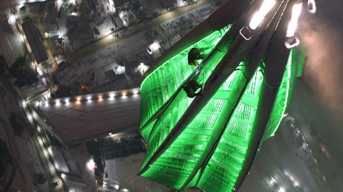 В Санкт-Петербурге зажглась самая большая в Европе новогодняя елка-небоскреб