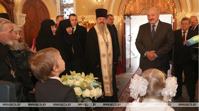 'В единстве залог наших успехов' - Александр Лукашенко в Рождество приехал в храм Свято-Елисаветинской обители