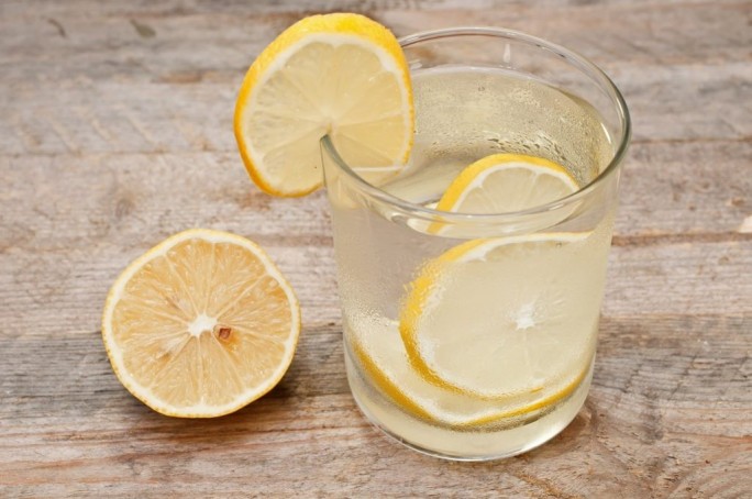 Польза регулярного употребления лимонной воды