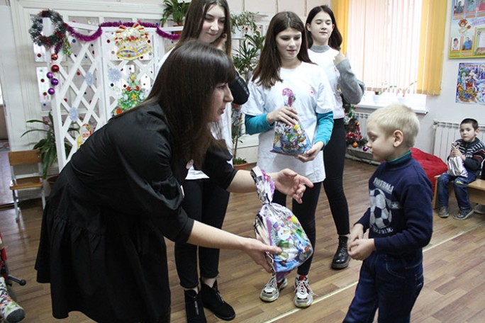 Волонтёры районной организации Белорусского Общества Красного Креста с подарками и поздравлениями  посетили ЦКРОиР