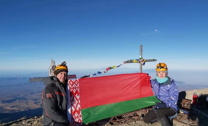 Семья из Минска поднялась с белорусским флагом на высочайший вулкан Северной Америки