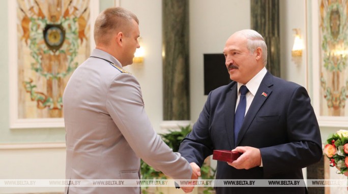 'Ваши результаты вызывают гордость за народ' - Александр Лукашенко вручил награды представителям различных сфер