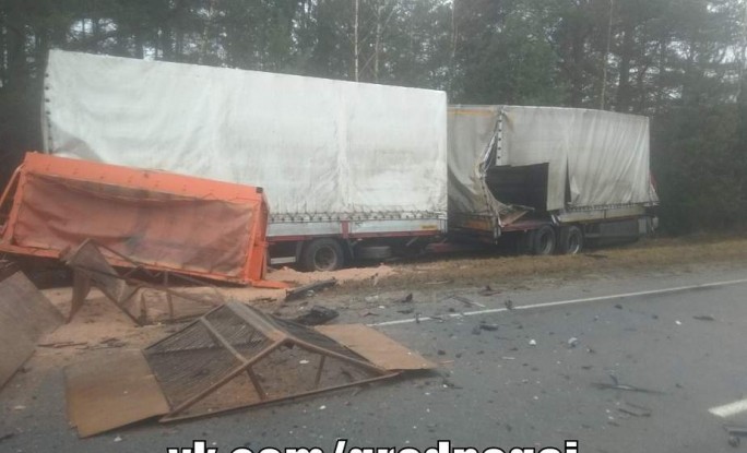 В Мостовском районе грузовик не уступил дорогу фуре. Водитель МАЗа с многочисленными травмами оказался в больнице