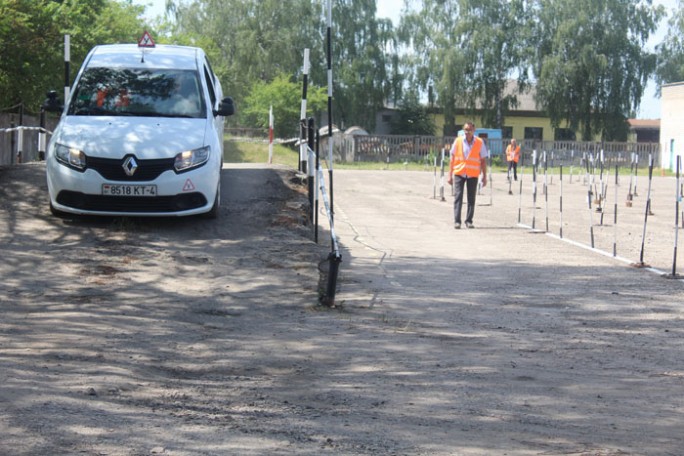 В мостовской автошколе ДОСААФ обучат настоящих профессионалов дорог