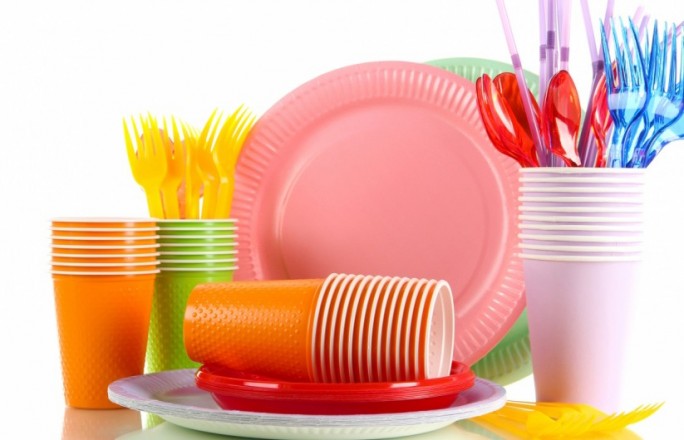 Стало известно, какую пластиковую посуду намерены запретить в ресторанах и кафе