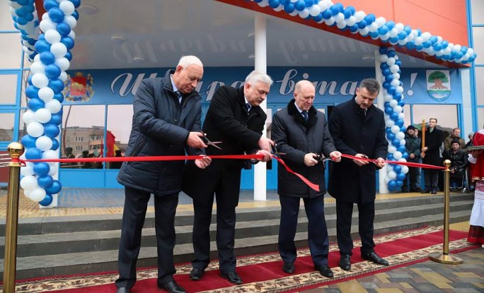 Супероснащенная тренажерка, трибуны на 750 мест и площадка для воркаута. В Островце открыли новый спорткомплекс