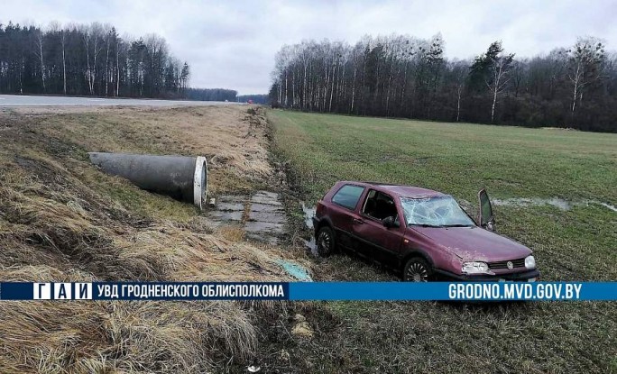 В Щучинском районе два автомобиля из-за сильного ветра оказались в кювете