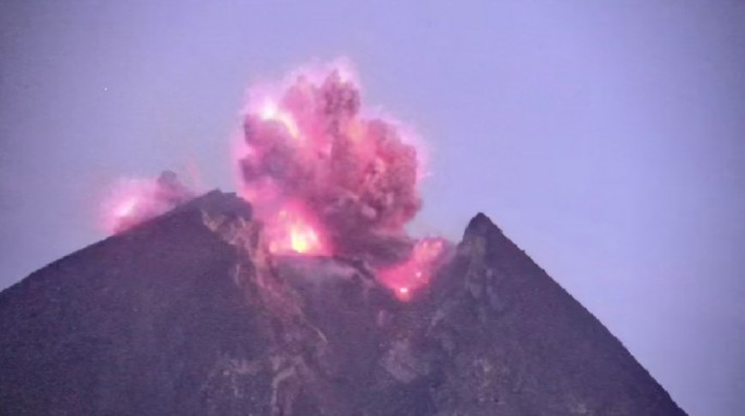 В Индонезии произошло извержение самого активного вулкана в стране