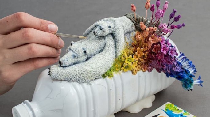 Победа жизни над мусором: художница создает 'экосистемы' из пластиковых отходов