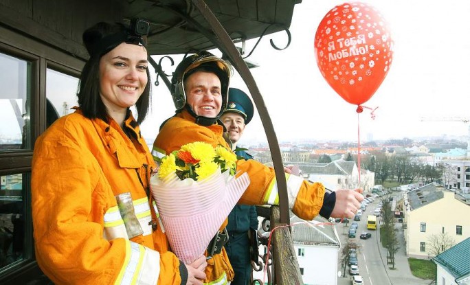 Романтика на высоте. Гродненские спасатели поздравили влюбленных на самом верху пожарной каланчи