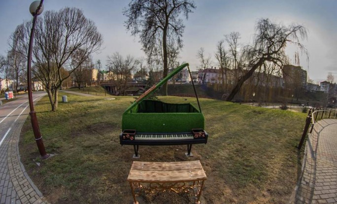 В центре Гродно появился рояль, который сам играет