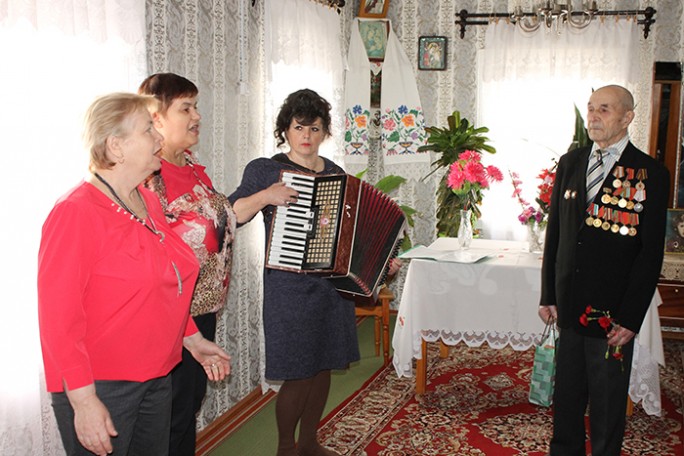 Дзякуй за Перамогу, Мікалай Міхайлавіч! Работнікі сацыяльнай абароны і валанцёры павіншавалі ветэрана з Днём абаронцаў Айчыны