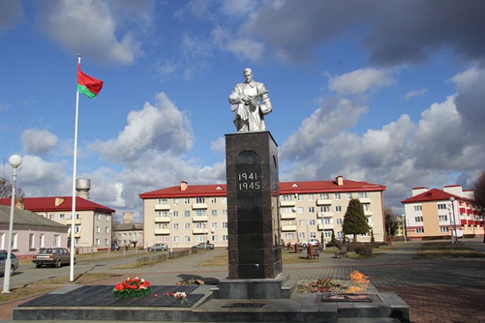 За 75 дней до Великой Победы. У памятника на братской могиле воинов и партизан в Мостах зажжён огонь памяти