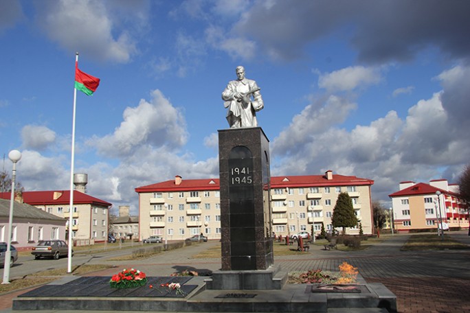 За 75 дней до Великой Победы. У памятника на братской могиле воинов и партизан в Мостах зажжён огонь памяти