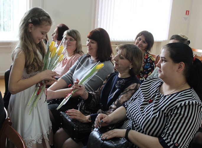 Цветы от Белорусского союза женщин, приятные сюрпризы и музыкальные подарки получили мостовчанки в преддверии праздника
