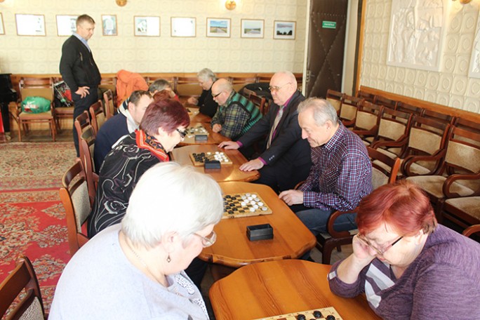 Чёрно-белый турнир: мостовские члены ОО «БелТИЗ» сыграли партии в шашки