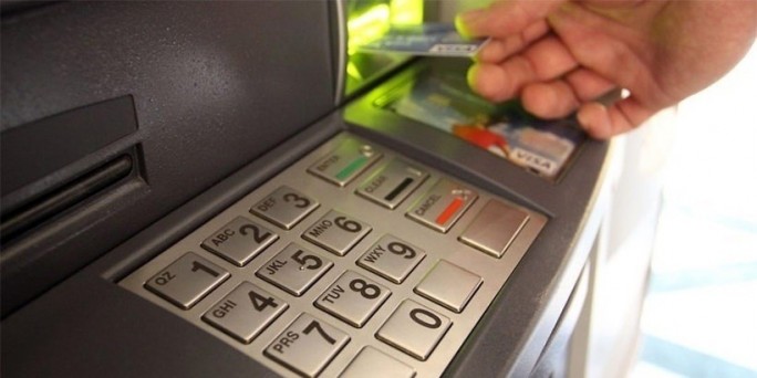 Дорогие наличные. Банки увеличили комиссию за снятие денег в банкоматах