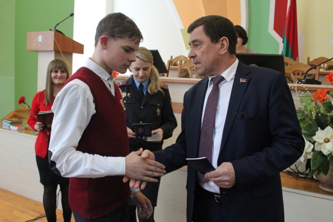 Мы – граждане Беларуси: мостовским школьникам вручили паспорта